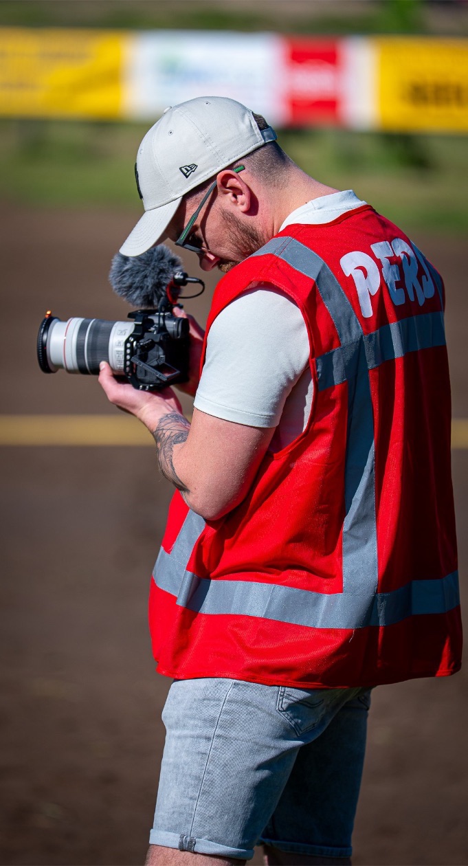 Dirt Track Media aan het filmen langs de baan